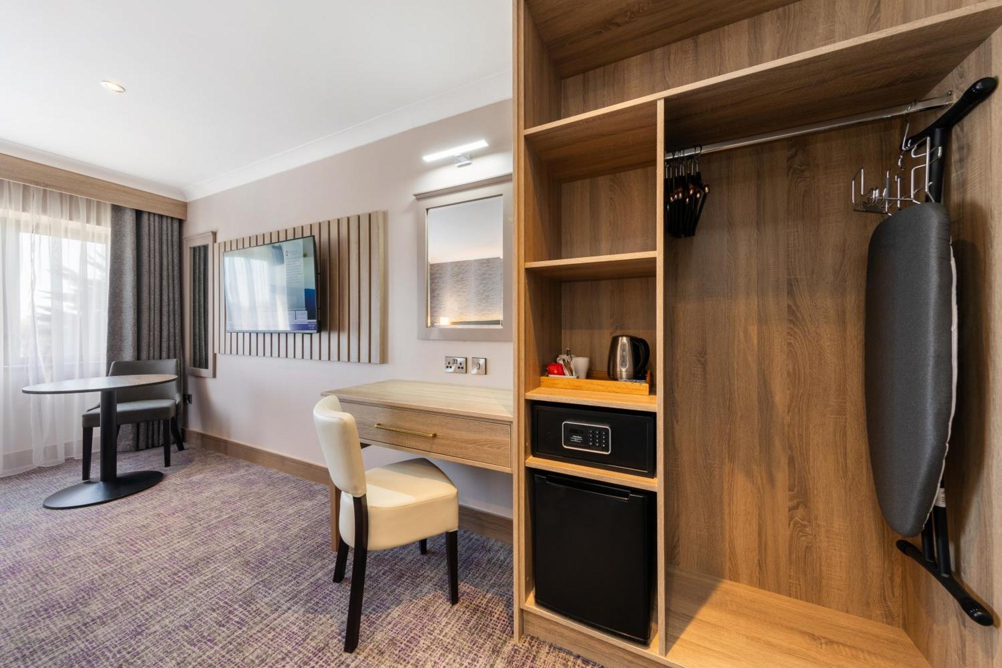 Rochestown Lodge Hotel Dun Laoghaire Exterior photo